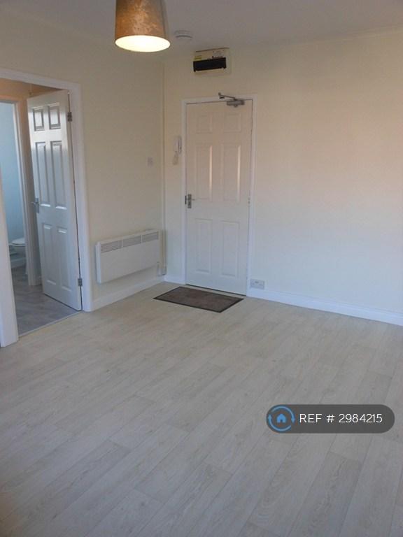 Flat Quarryman Close in Street