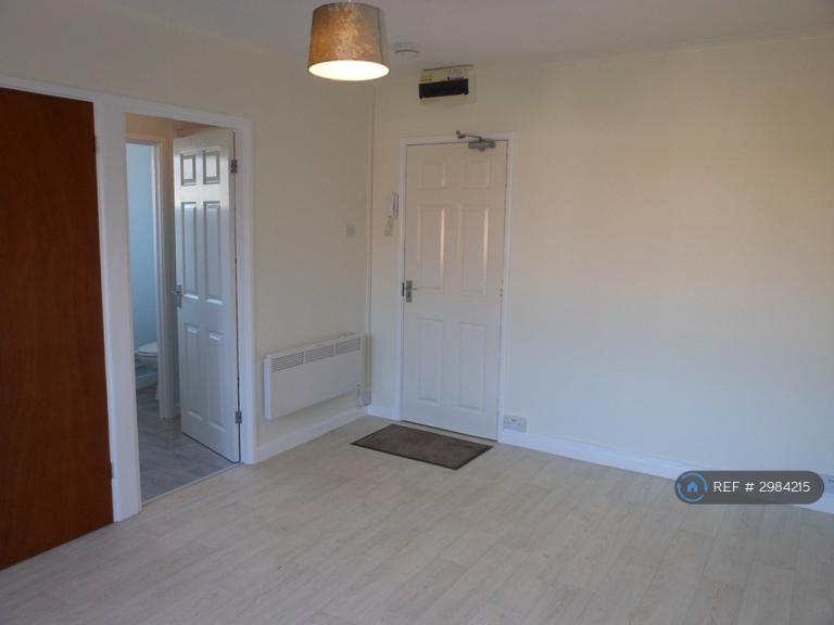 Flat Quarryman Close in Street