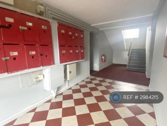 Flat Quarryman Close in Street