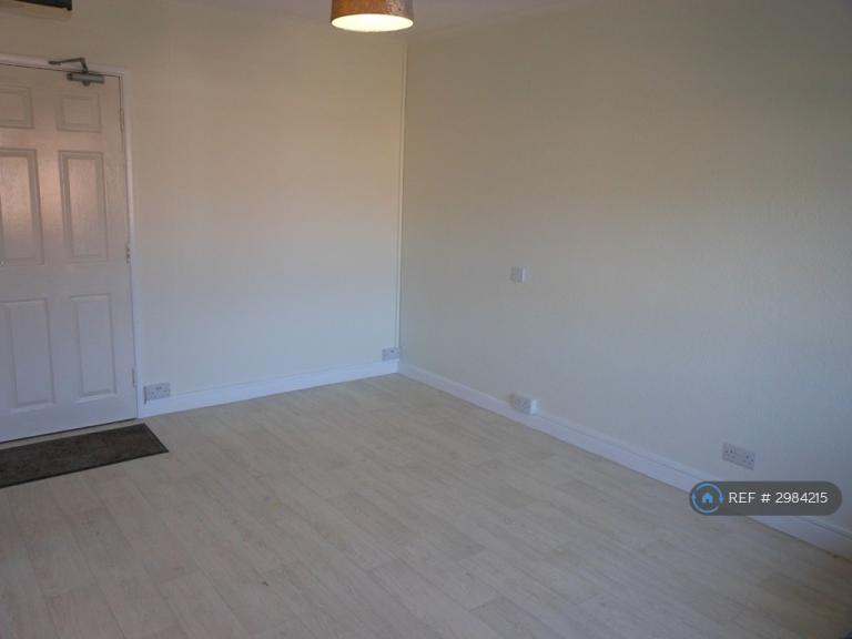 Flat Quarryman Close in Street