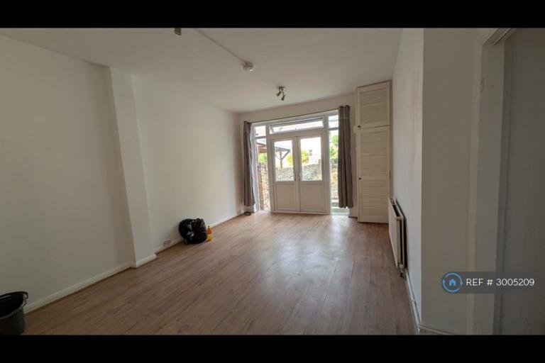 Flat Selborne Road in Greater London