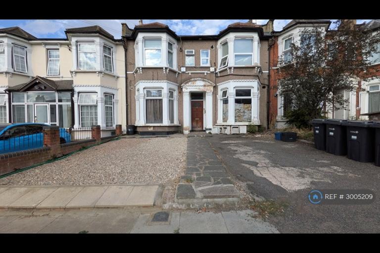 Flat Selborne Road in Greater London