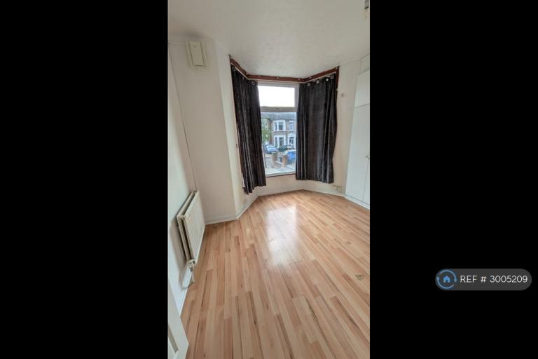 Flat Selborne Road in Greater London