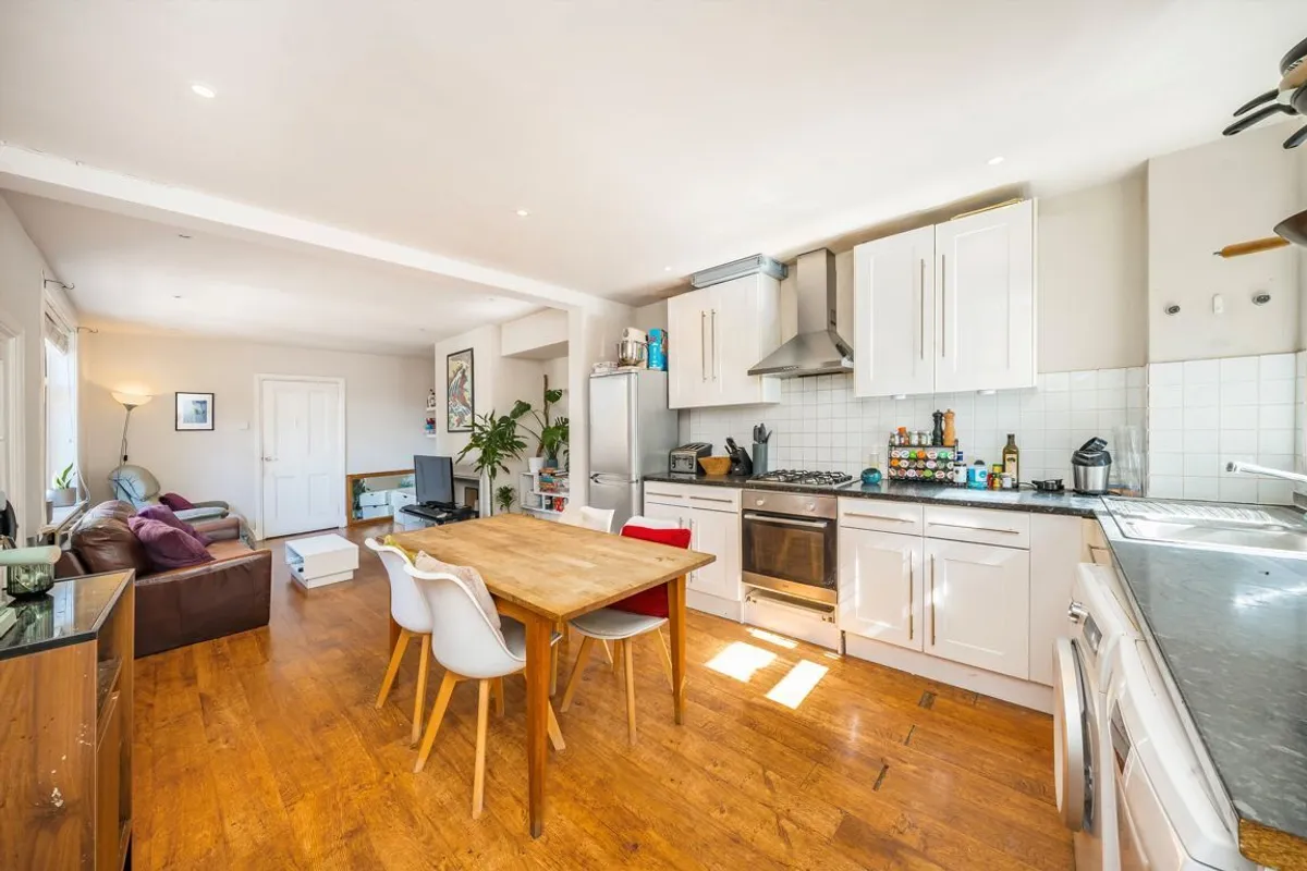 Flat Heathfield Square in Greater London