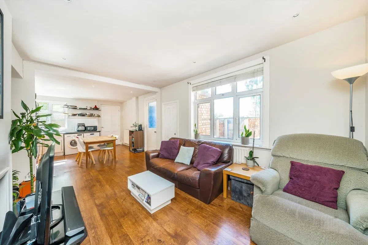 Flat Heathfield Square in Greater London
