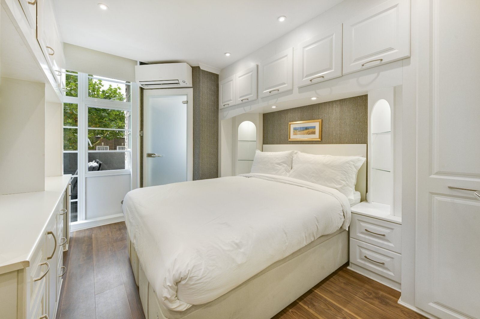 Flat Sloane Avenue in Greater London