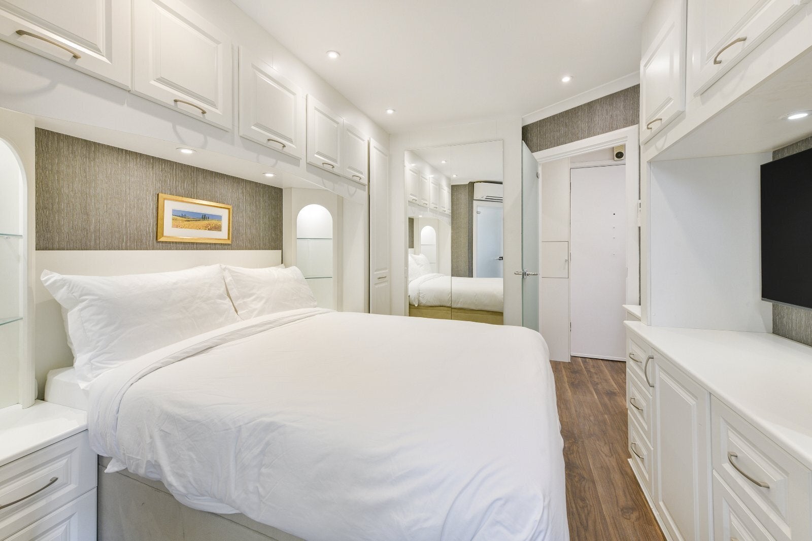 Flat Sloane Avenue in Greater London