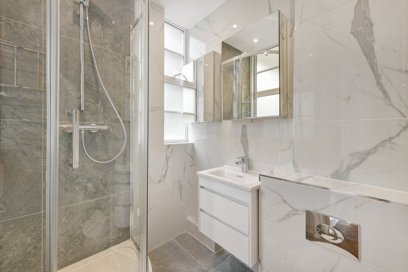 Flat Sloane Avenue in Greater London