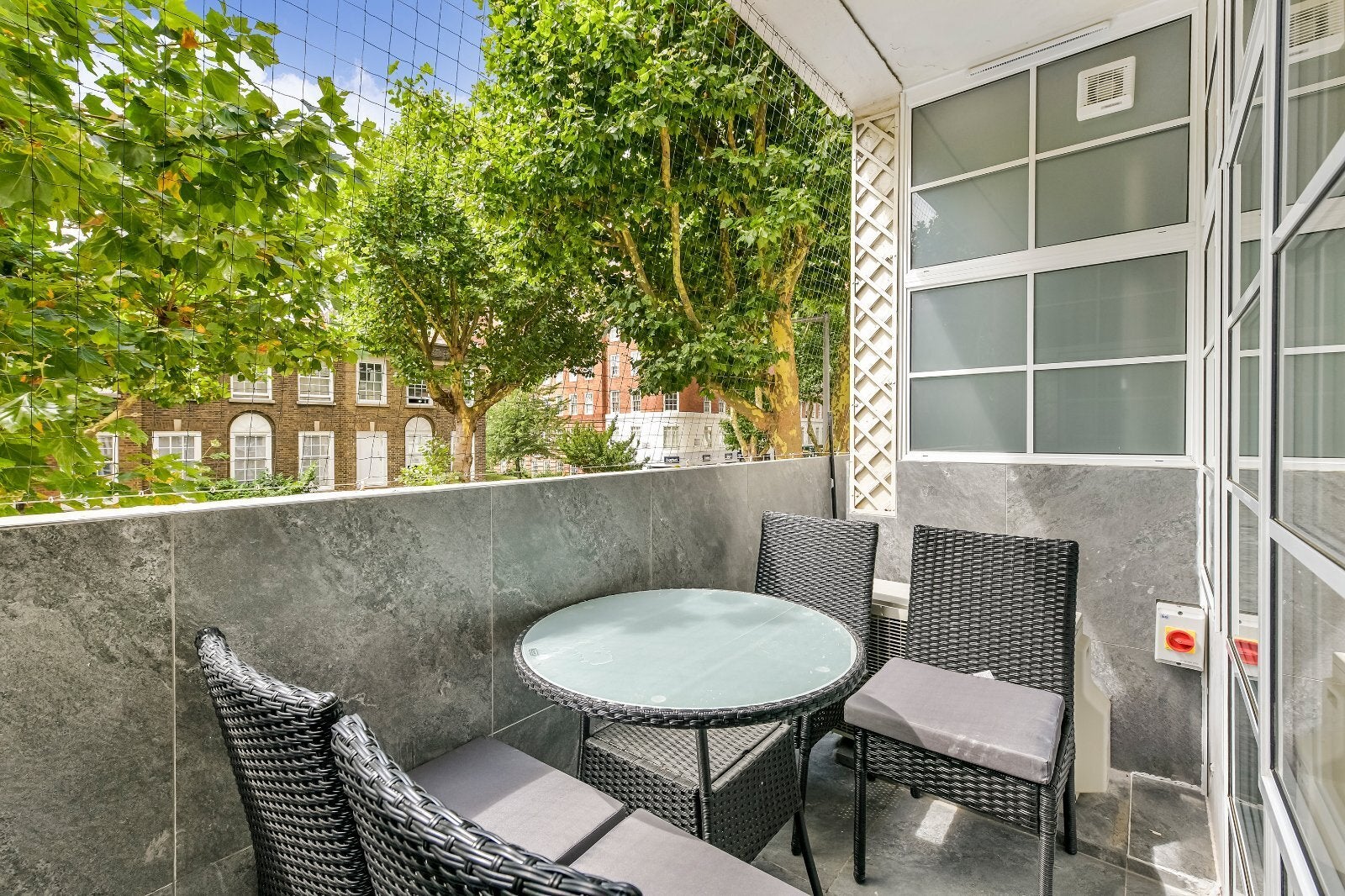 Flat Sloane Avenue in Greater London