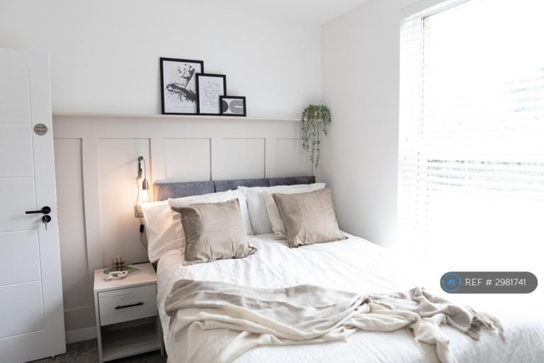 Room Dukinfield Road in Tameside