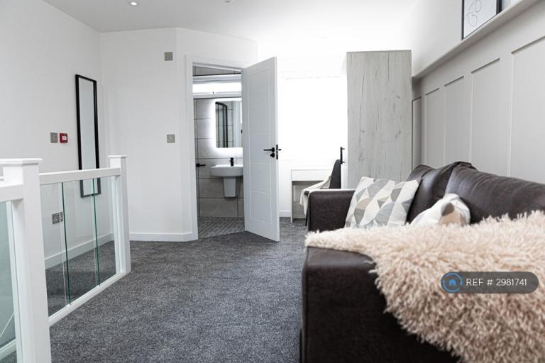Room Dukinfield Road in Tameside