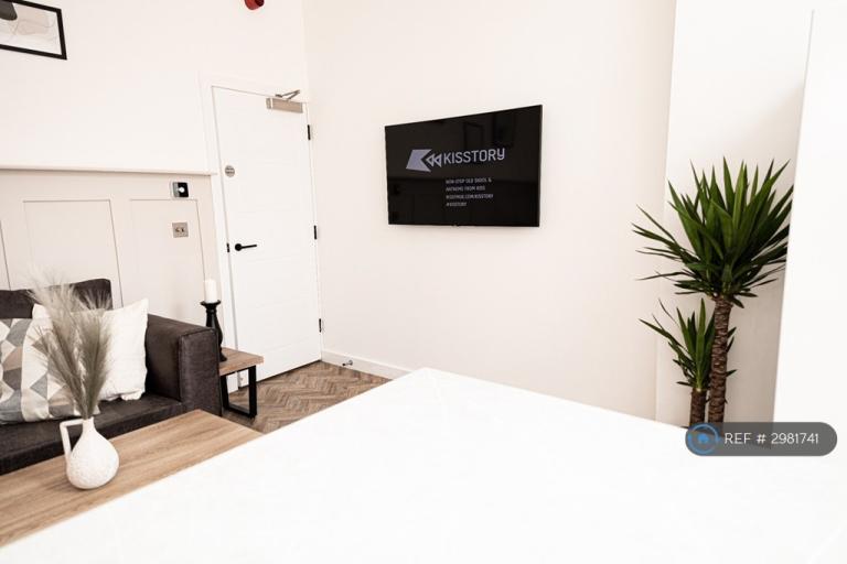 Room Dukinfield Road in Tameside