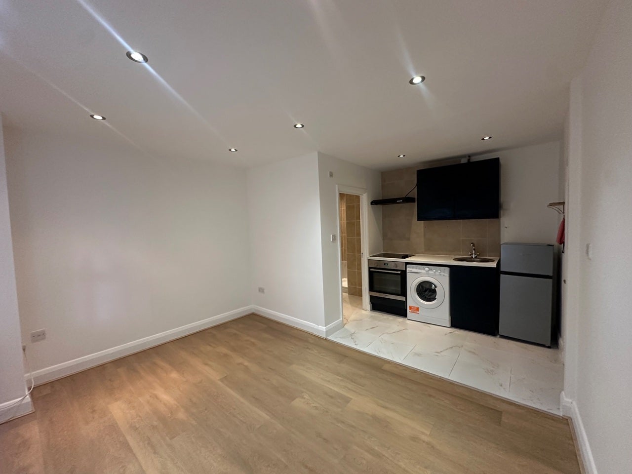 Room Whymark Avenue in Greater London