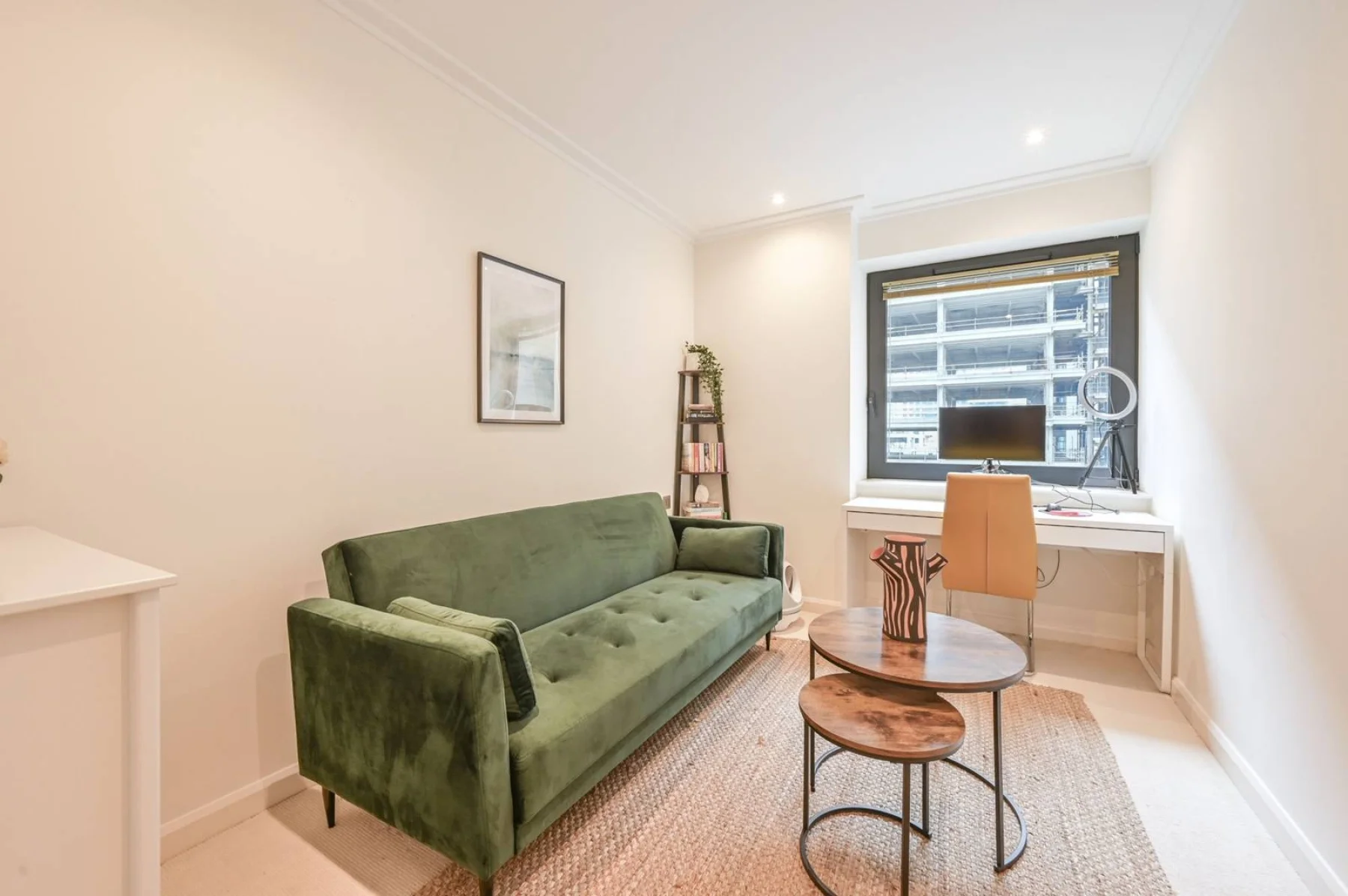 Flat South Quay Square in Greater London