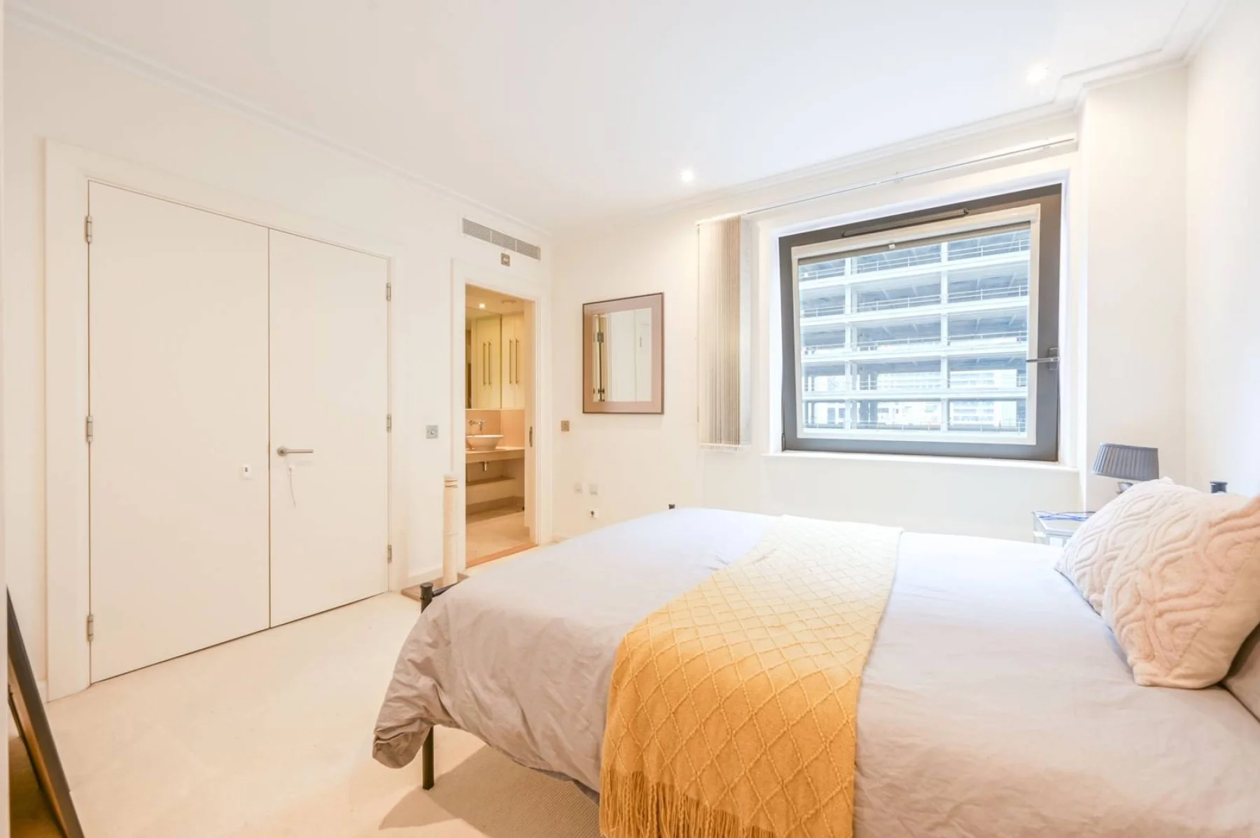 Flat South Quay Square in Greater London