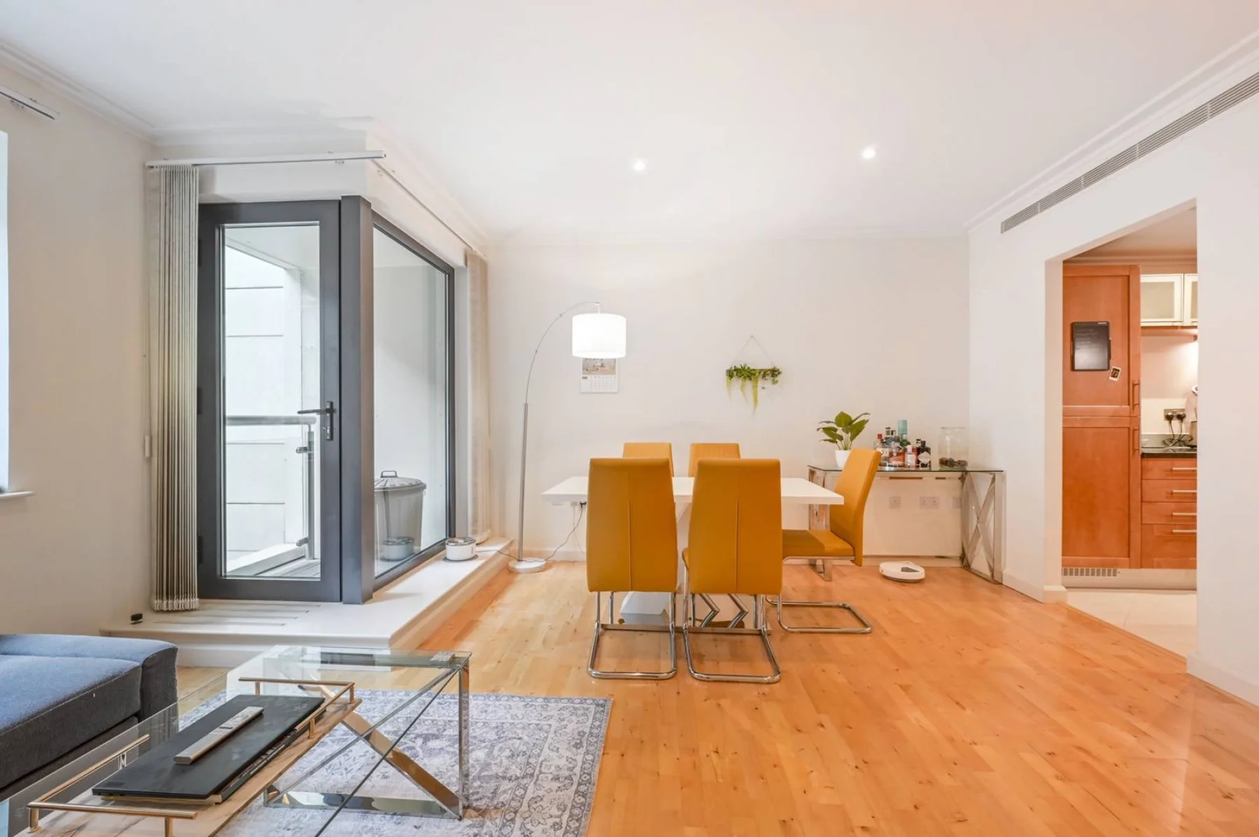 Flat South Quay Square in Greater London