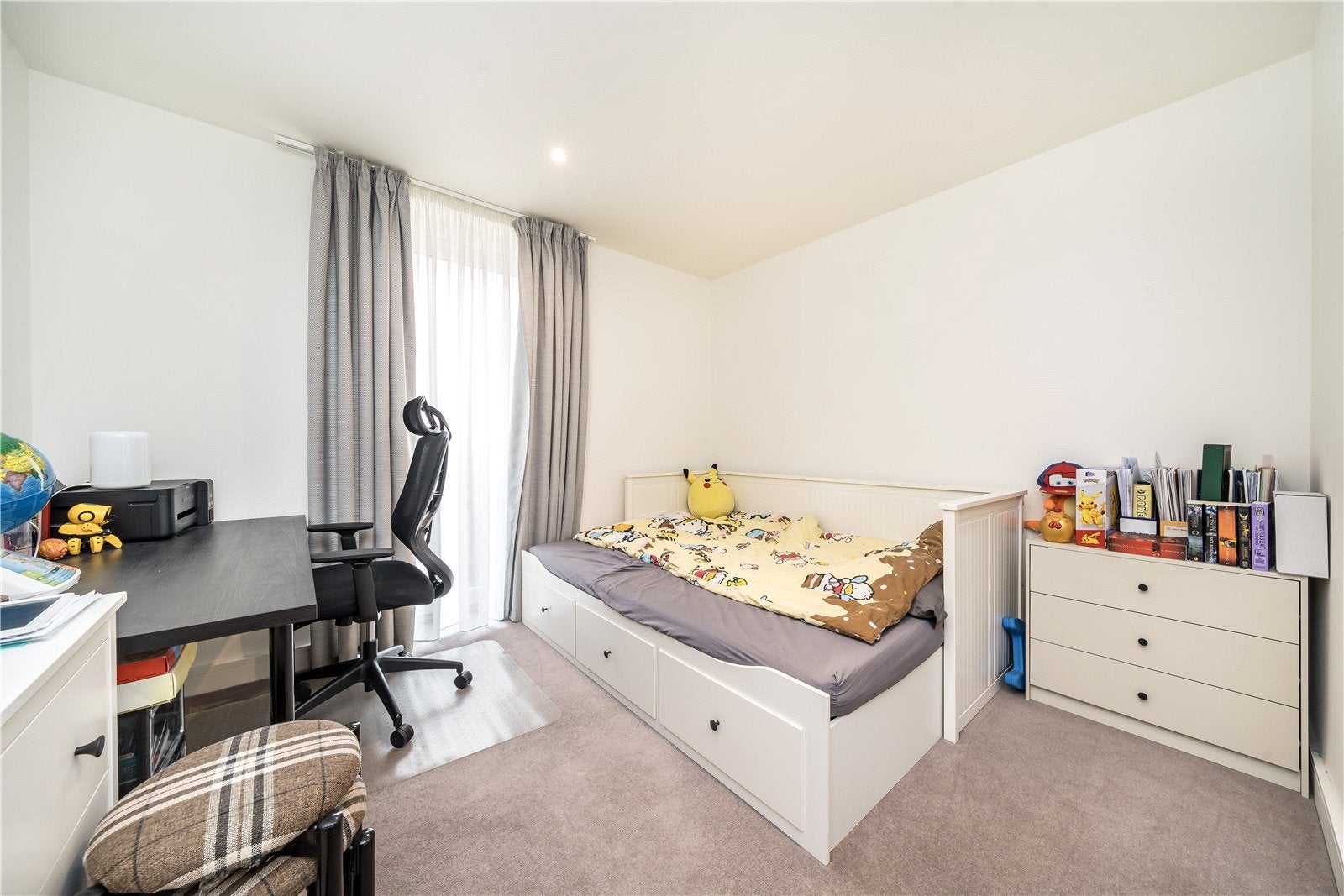 Flat Saundby Lane in Greater London