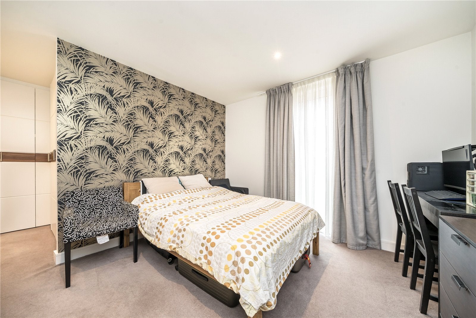 Flat Saundby Lane in Greater London