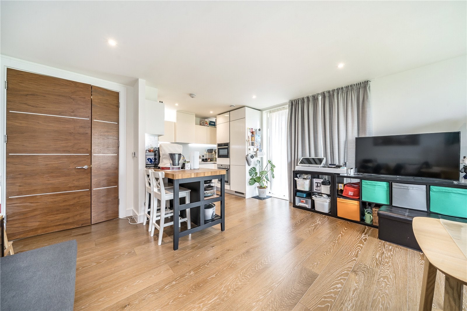 Flat Saundby Lane in Greater London