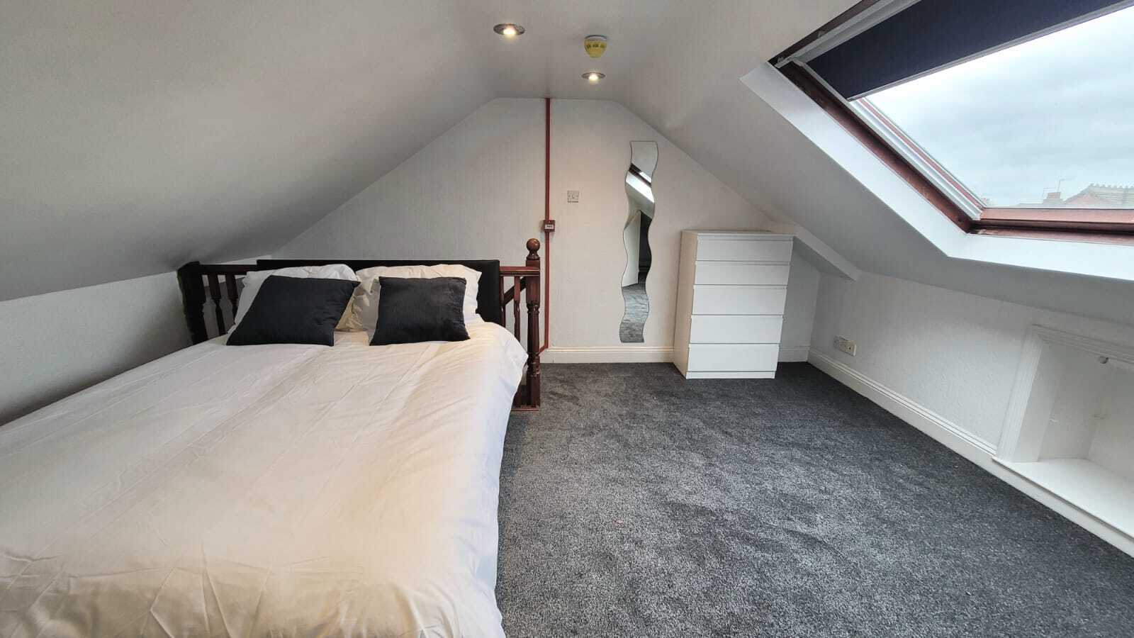 Room Vicarage Road in Watford