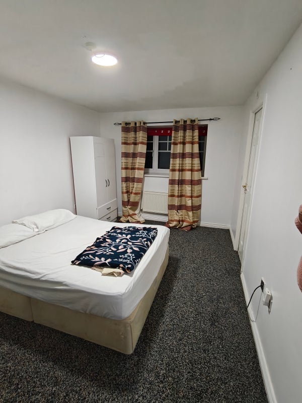 Room Northcote Avenue in Manchester