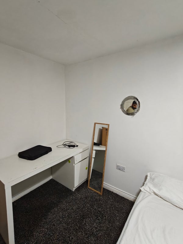 Room Northcote Avenue in Manchester