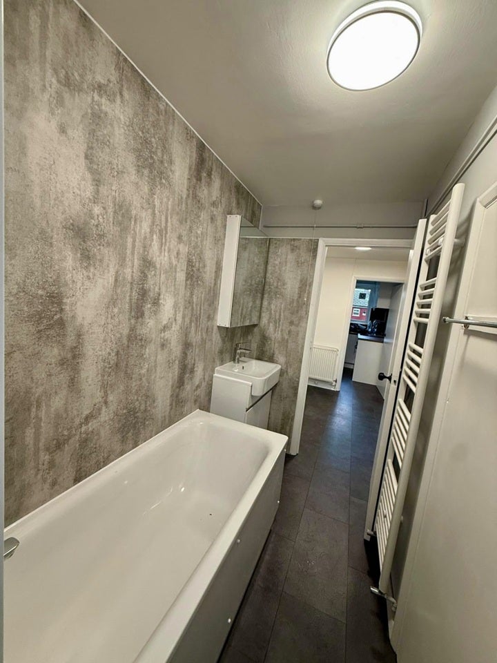 Flat Bruce Close in Greater London