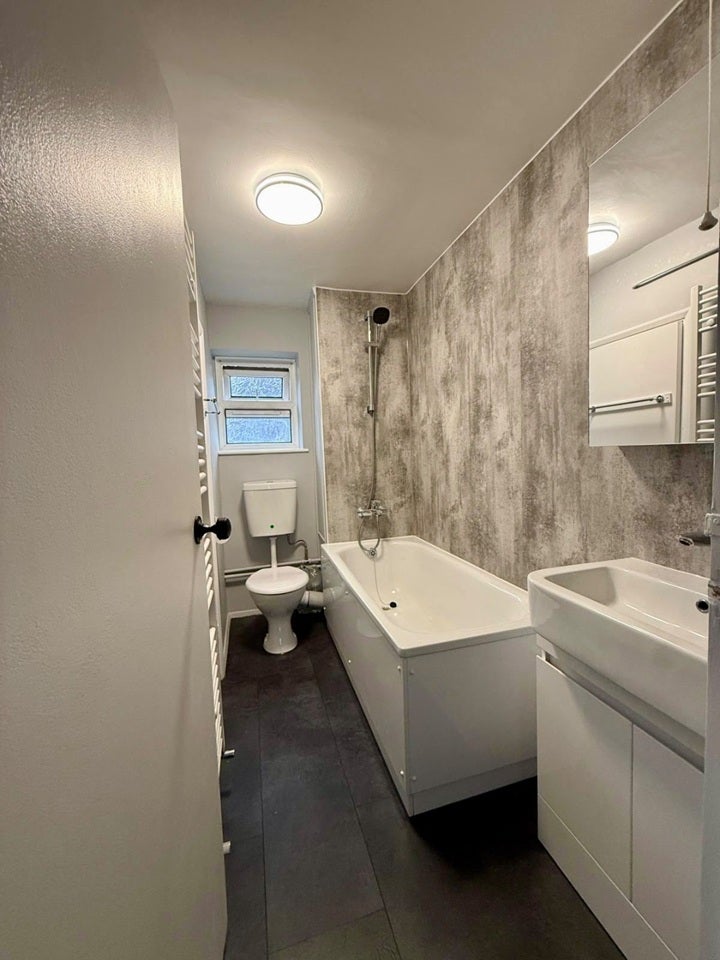 Flat Bruce Close in Greater London