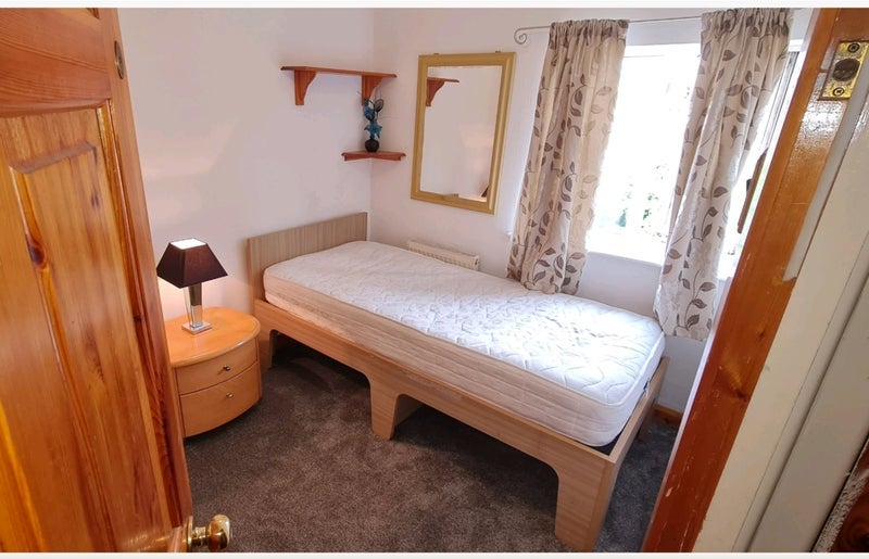 Room Marshfield Road in Bristol