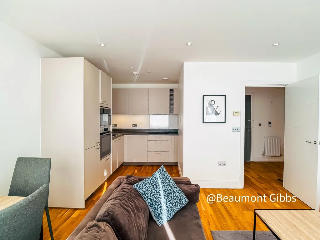 Flat Wellington Street in Greater London