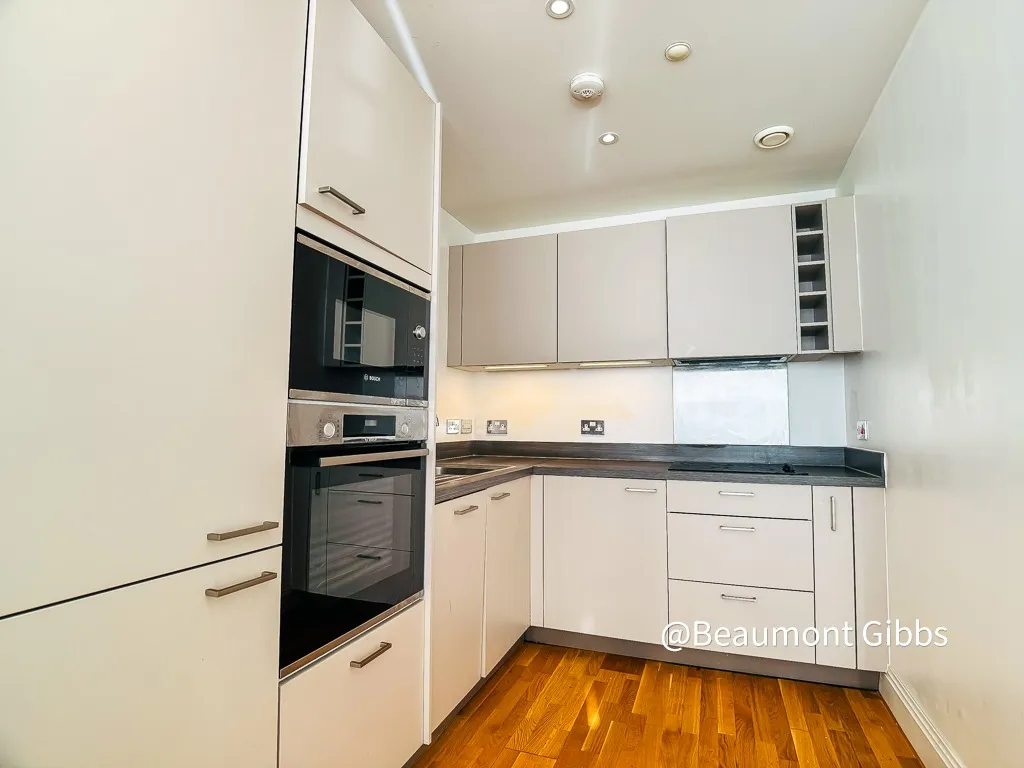 Flat Wellington Street in Greater London