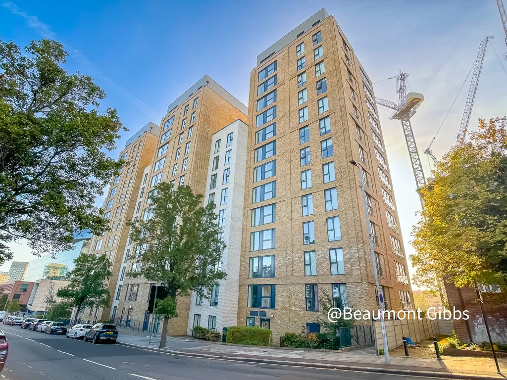 Flat Wellington Street in Greater London