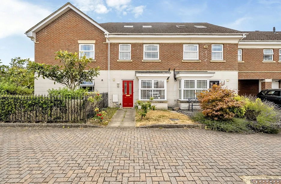 House Swordsmans Road in Camberley