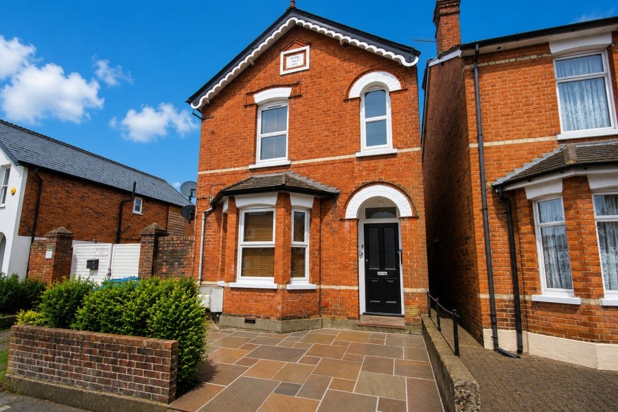 Flat Chapel Avenue in Borough of Runnymede