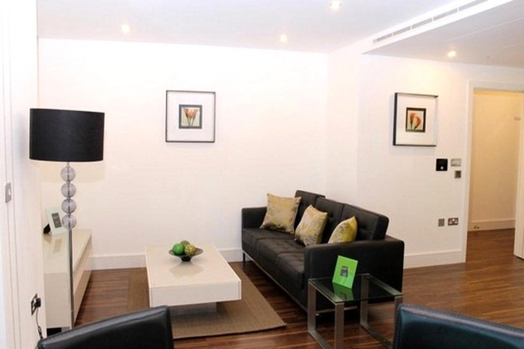 Flat Alie Street in Greater London