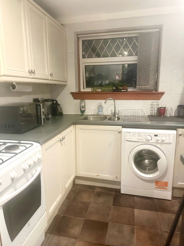 Room Drumchapel Road in Glasgow
