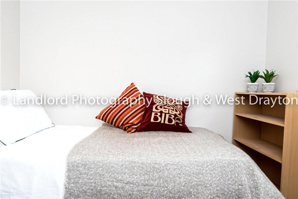Room Broomfield in Guildford