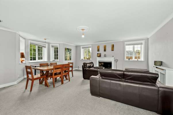 Flat Raglan Road in Reigate and Banstead