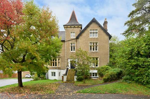 Flat Raglan Road in Reigate and Banstead