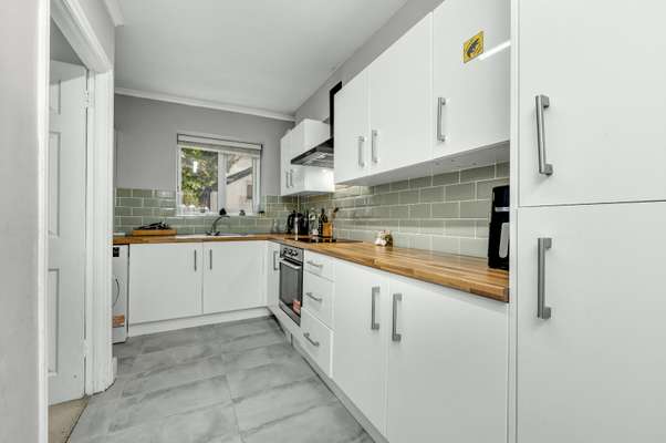 Flat Raglan Road in Reigate and Banstead
