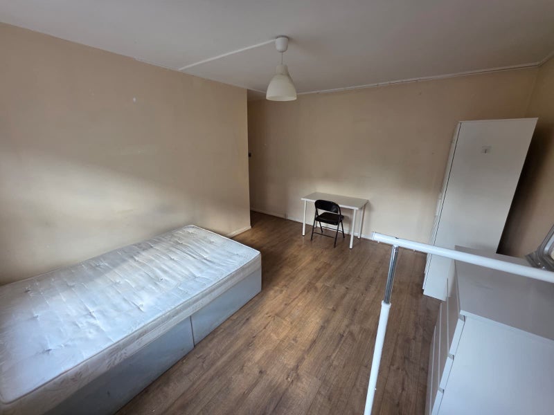 Room Clark Street in Greater London