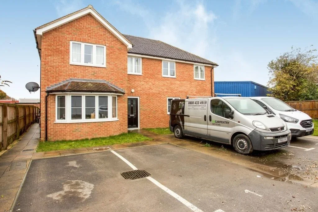 House Hunts Lane in Surrey Heath
