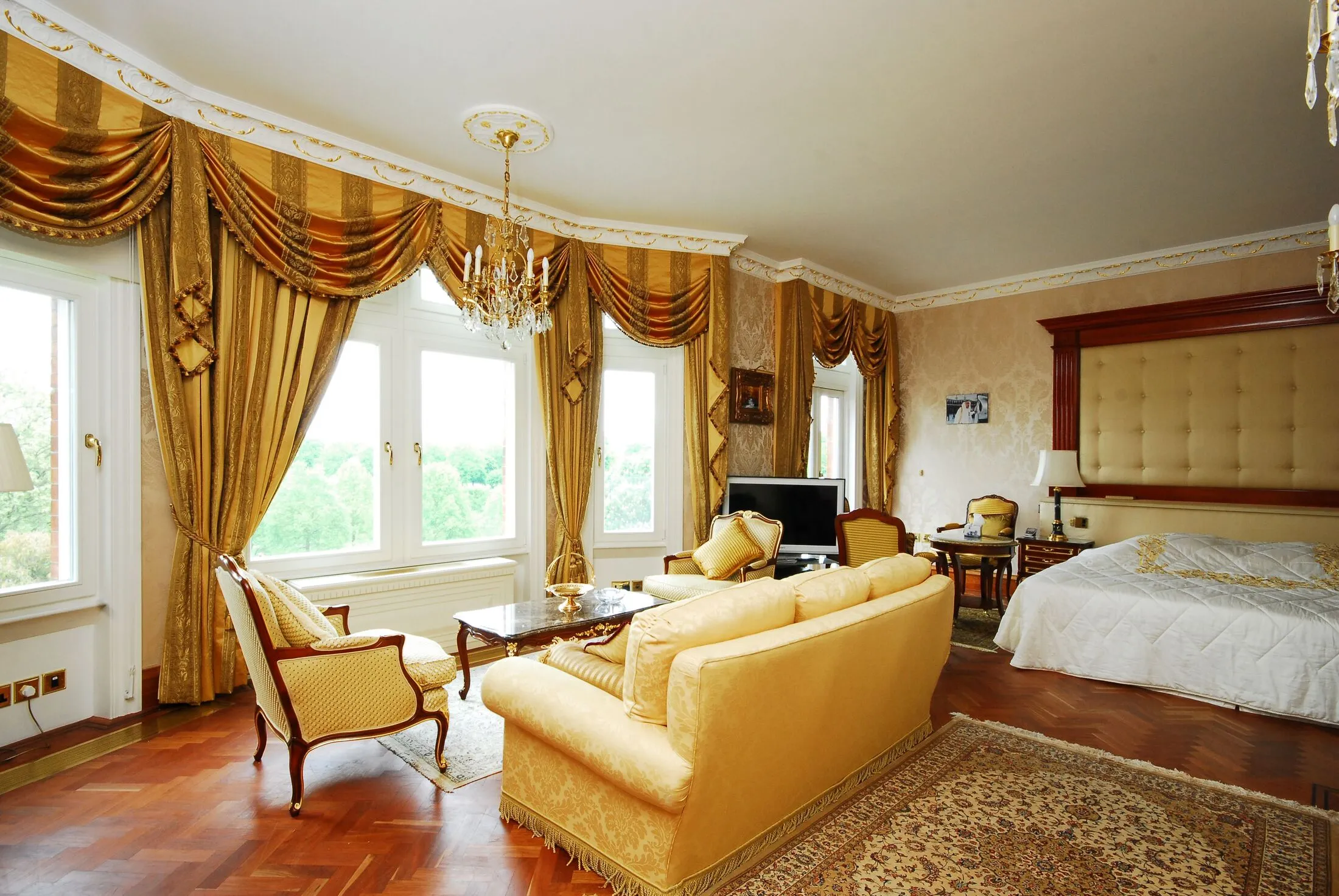 Flat Kensington Court in Greater London