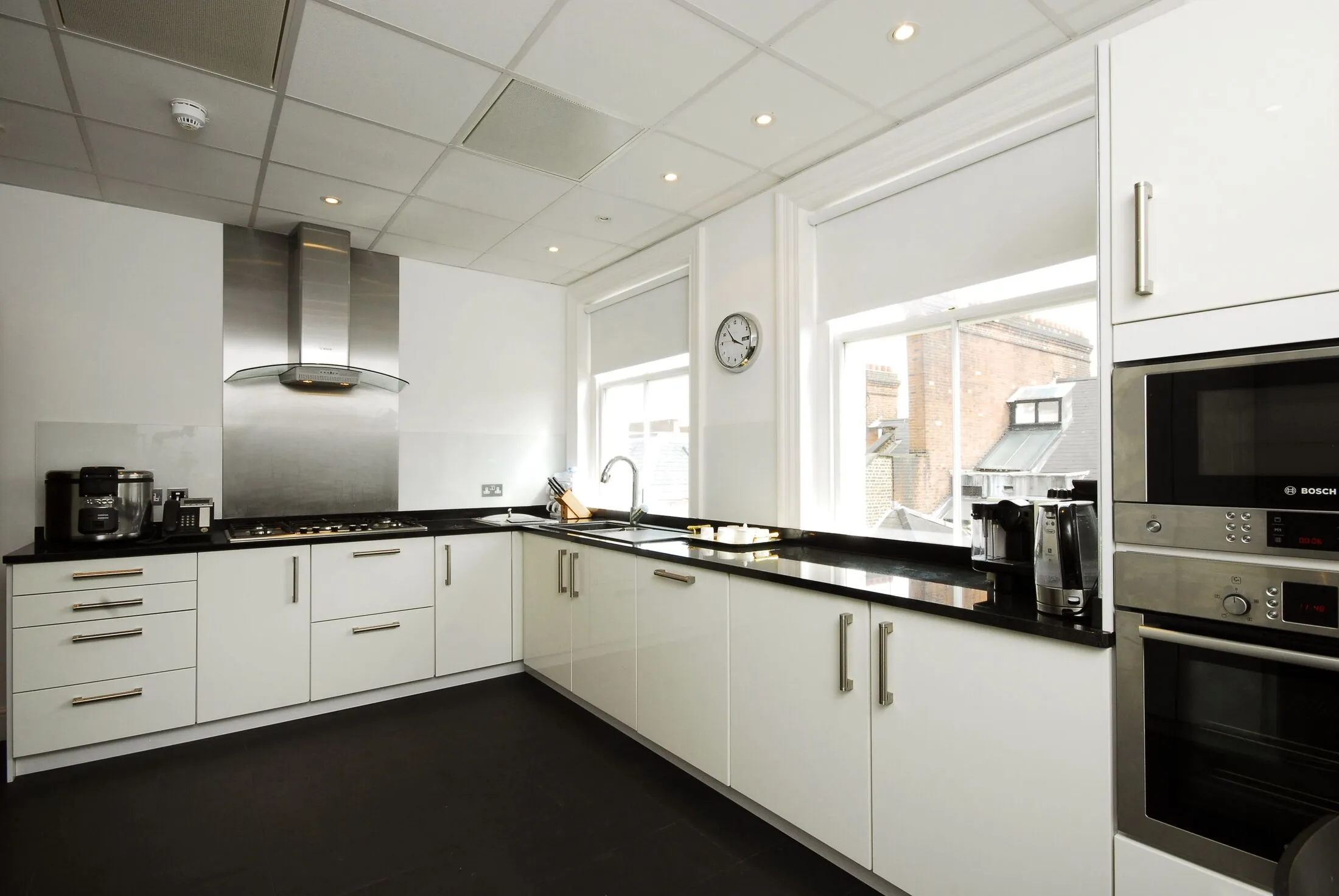 Flat Kensington Court in Greater London