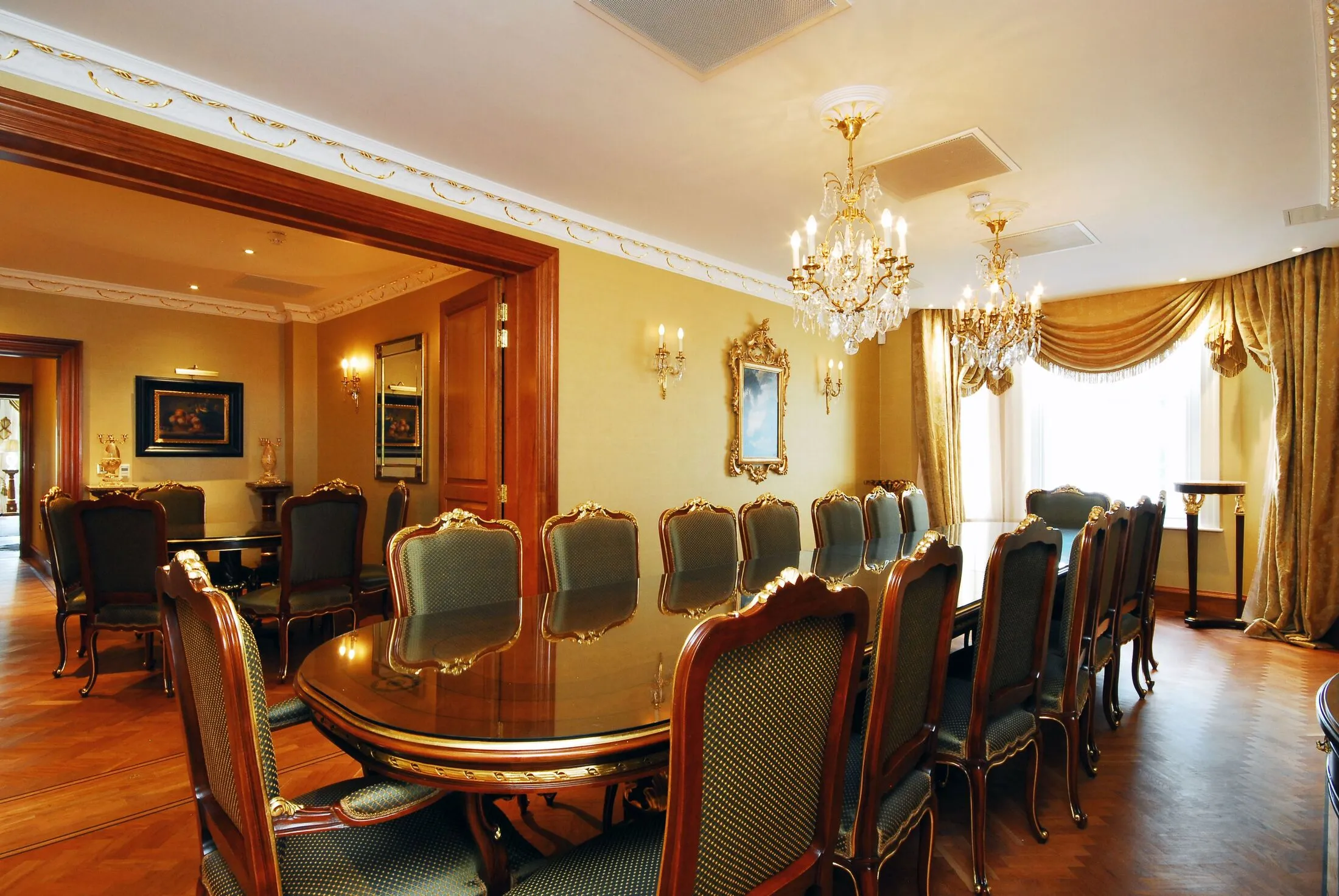 Flat Kensington Court in Greater London