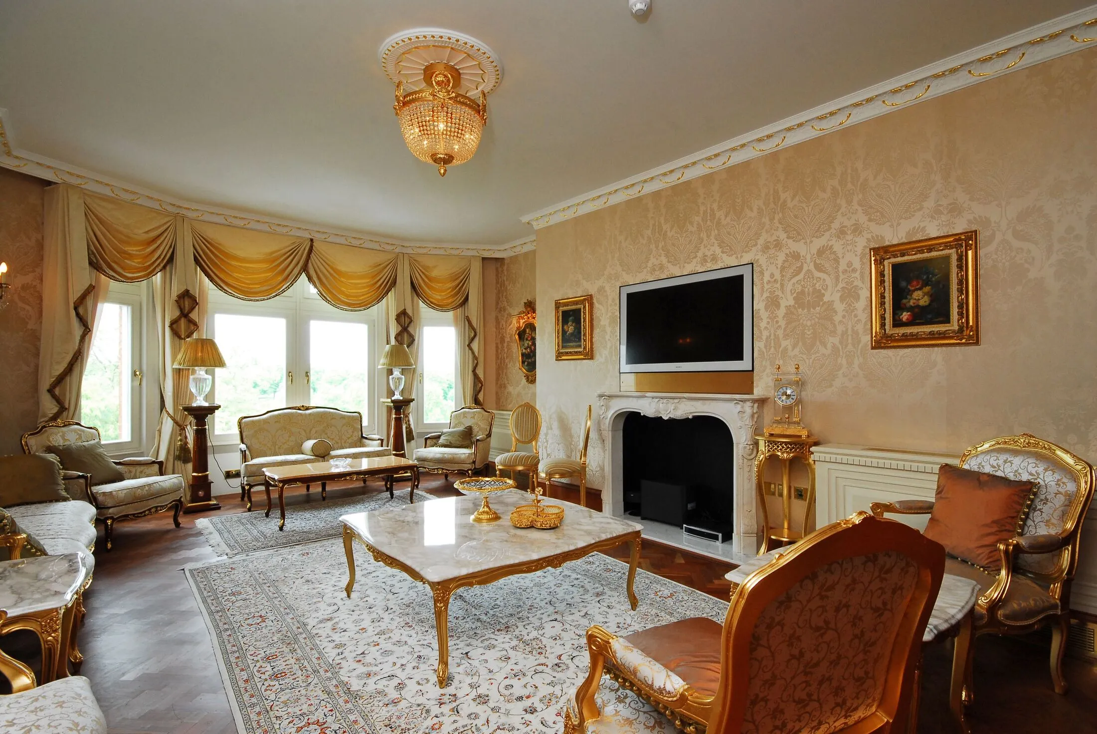 Flat Kensington Court in Greater London