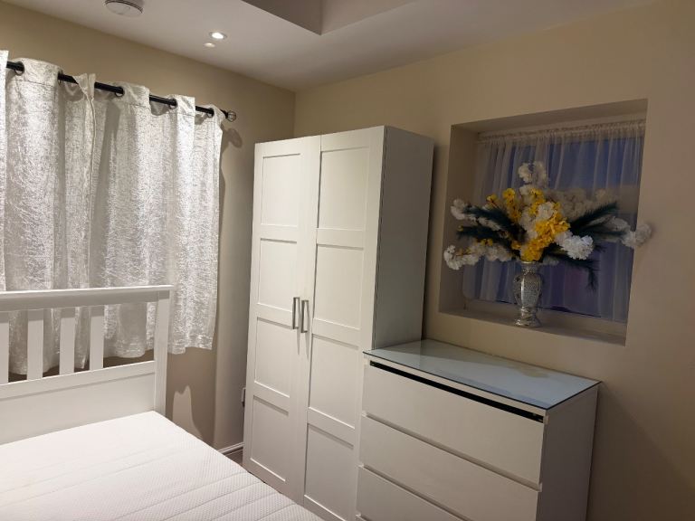 Flat Charlton Park Lane in Greater London