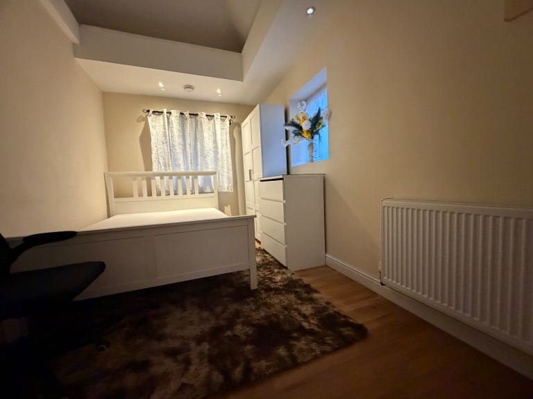 Flat Charlton Park Lane in Greater London