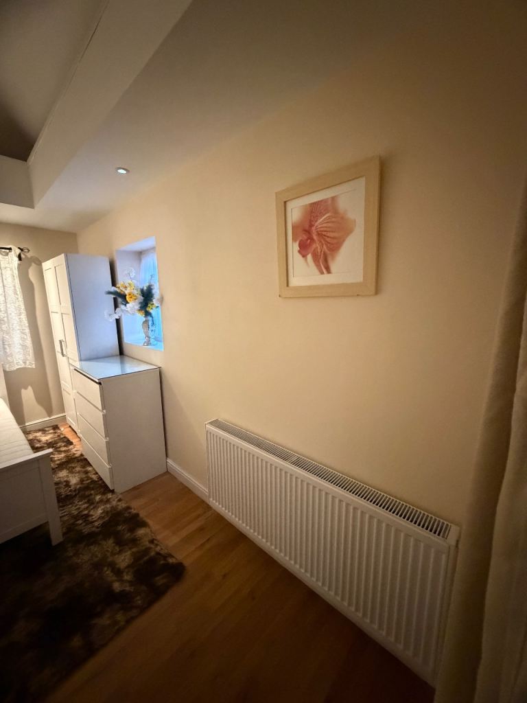 Flat Charlton Park Lane in Greater London