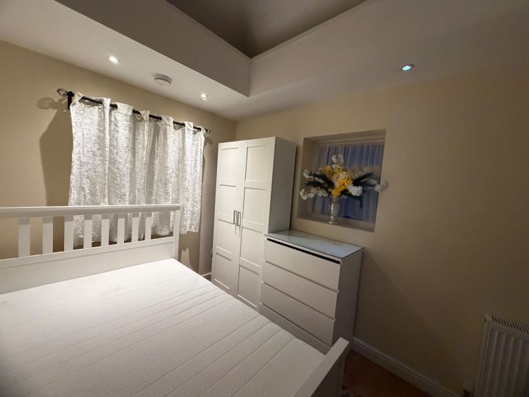 Flat Charlton Park Lane in Greater London